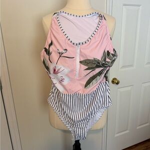 Brand unknown. Color pink and gray floral, Size XL. Front zip detail
